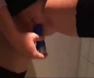 sexo consolador en el baño