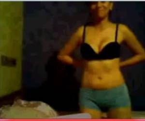 muchacha tímida da un striptease por la webcam