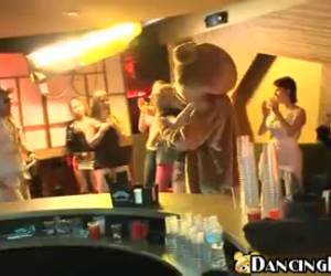 dejó el semen de la stripper en sus tetas un aerosol