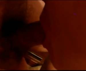ella chupa sobre su pene mientras sus cosquillas bolas
