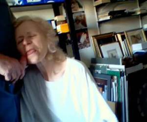 chico pervertido obliga abuela a mamadas.