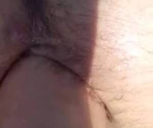 agita su puño en culo peludo
