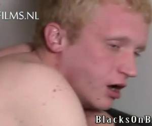 el joven rubio quiere decir y dejar que la cogida anal negro dick