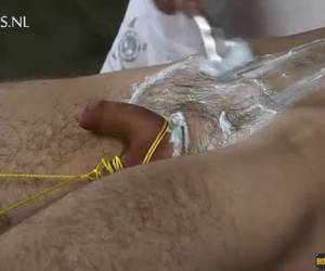 abuelo tiene un niño caliente en su estante