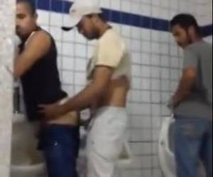 whiteh un pene rígido para el orinal