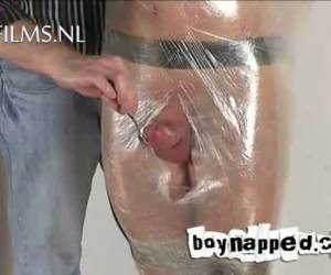 boy es atado para arriba whiteh cinta en papel de aluminio envuelto