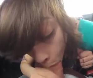 una mamada en el coche