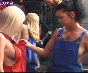 una lesbi rubia whiteh grandes pezones