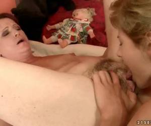 Le encanta comerse el chocho peludo de mamá