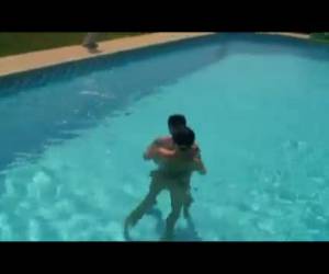 puta adolescente folla en la piscina
