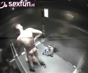 caliente pareja atrapados durante las relaciones sexuales en la elevador