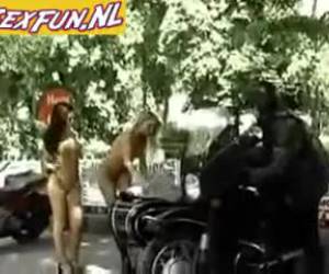 señora rubia camina desnuda en el stass