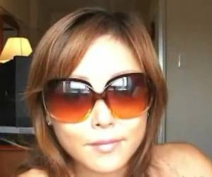 en lencería sexy abre la puerta asiática