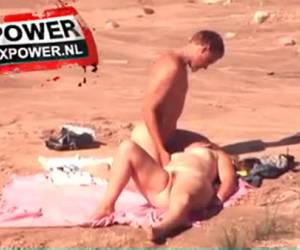 movieing voyeur follando pareja en la playa