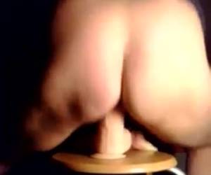 la milf obtiene un orgasmo consolador grande