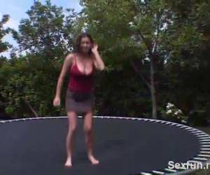 salta en un tetas de trampolín whiteh