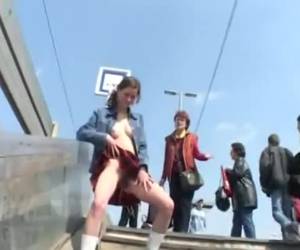 chica semidesnuda está parado a mear en público