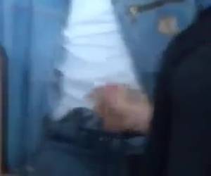 Haciendo una paja mientras dan la clase