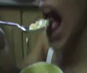 Morena de España desayuna con leche