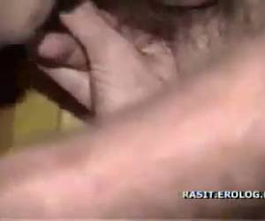 Buscándole el punto G con el dedito en el culo