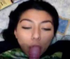 Latina chupa polla pero no le cabe toda