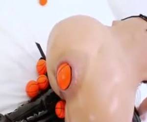 Esfínter anal bien entrenado lleno de bolas
