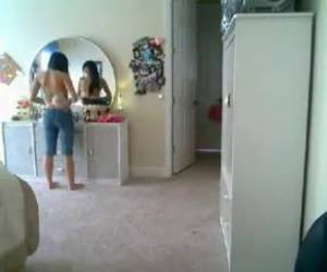 Jovencita morena en su dormitorio