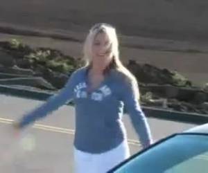 Alison Angel masturbandose en un coche