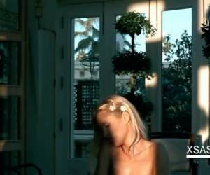 Sasha y su vibrador bajo el sol
