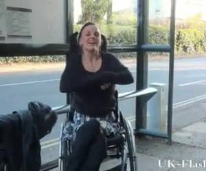 mujer silla de ruedas muestra sus tetas para ver