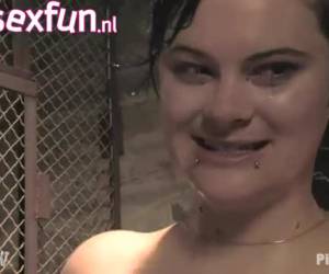 sexo extremo pee en el trastero del sótano