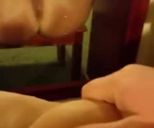 digitación ella consigue un orgasmo rociado