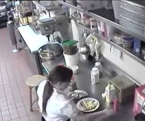 dejan el perro caliente en su coño y lo trae al cliente