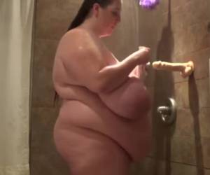 deliciosa mujer gruesa juega whiteh consolador mientras ella showerd.