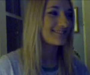 bueno ella pelando detrás de webcam