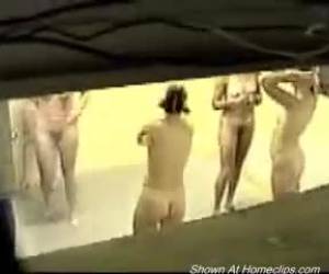 Chicas en las duchas pilladas con cámara oculta