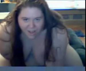 Gordita chateando y masturbándose con webcam