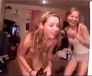 Jóvenes borrachas se besan delante de la webcam